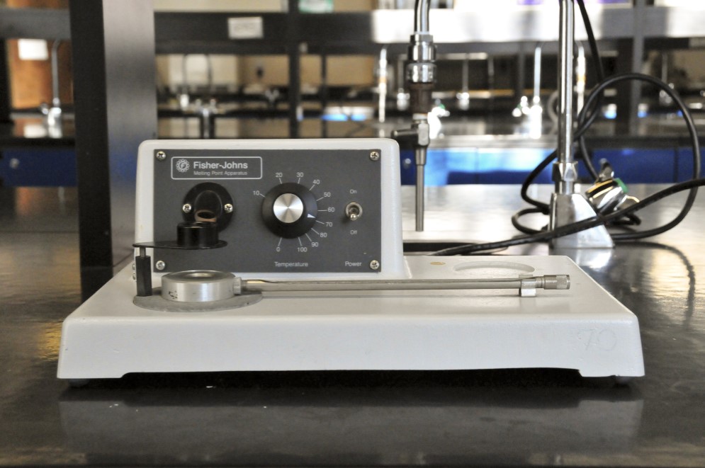 Aparato de Fisher–Johns sobre uma bancada de laboratório