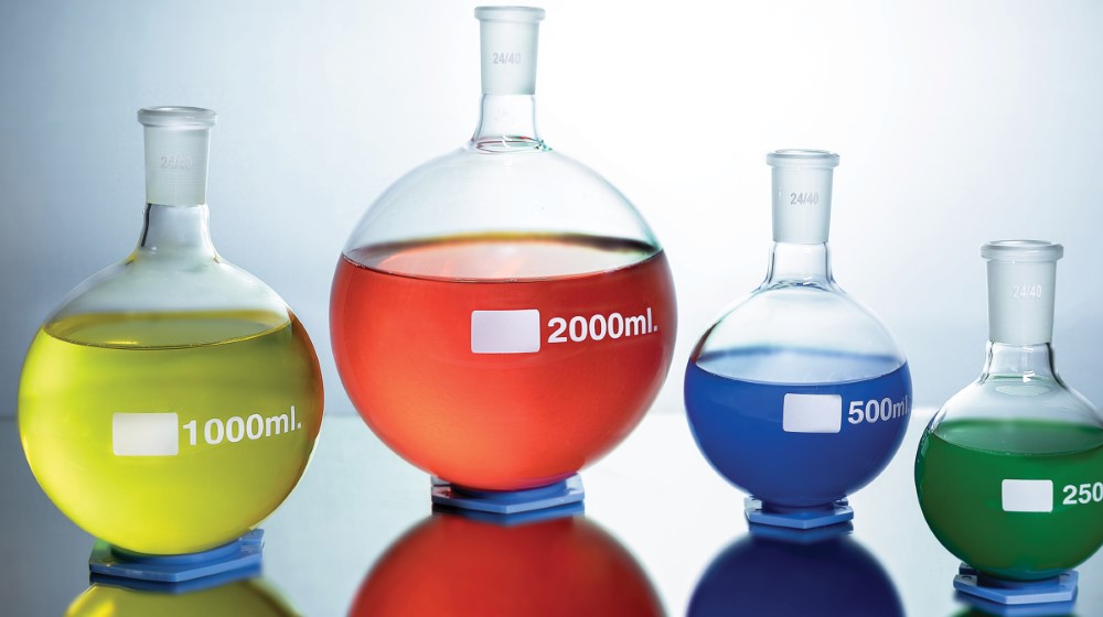 Quatro balões de fundo redondo, com rótulos indicando “1000ml”, “2000ml”, “500ml” e “250ml”