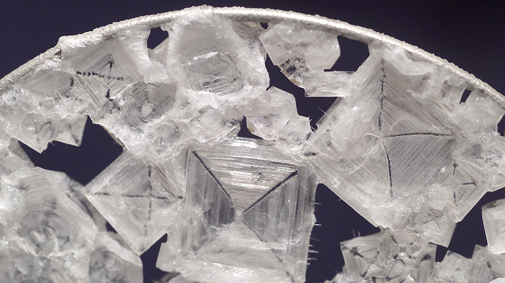 Anel metálico com cristais sólidos brancos