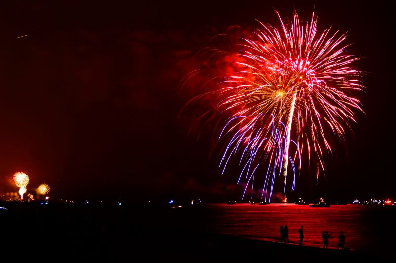 Fogos de artifício no céu de uma praia à noite