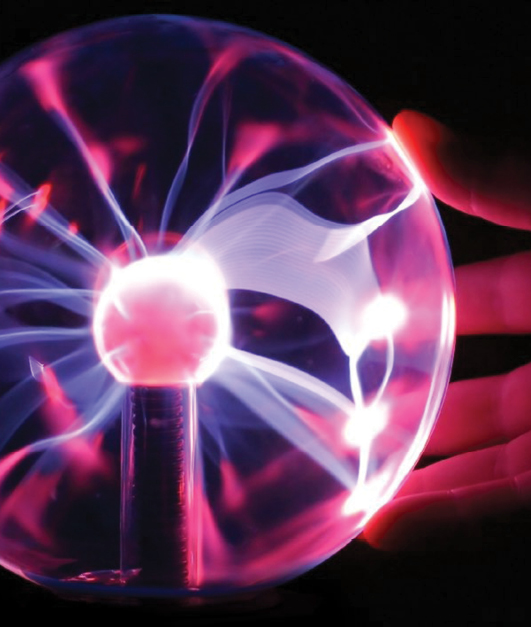 Uma mão encostando em um globo de plasma com raios roxos dentro.