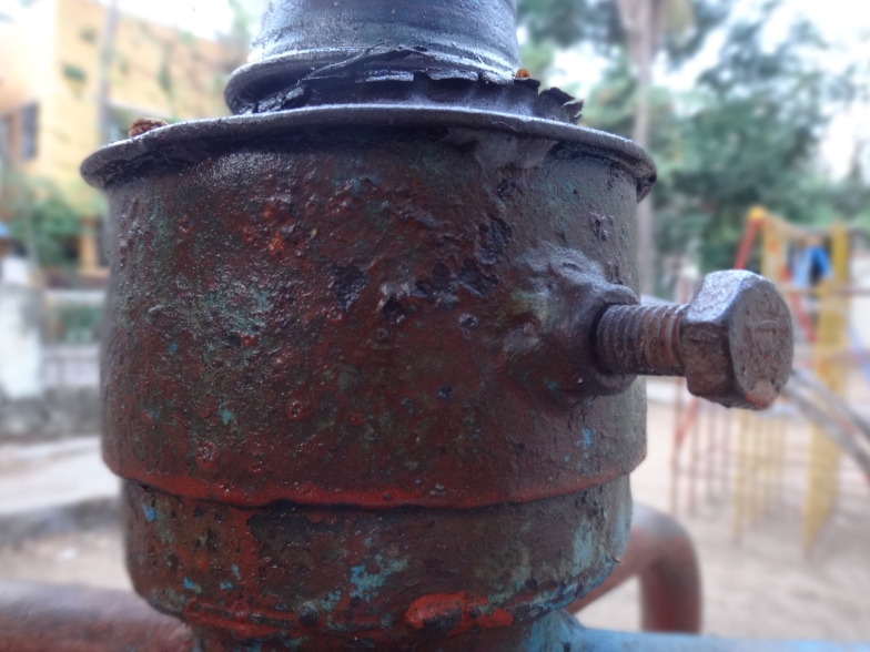 Um objeto enferrujado.