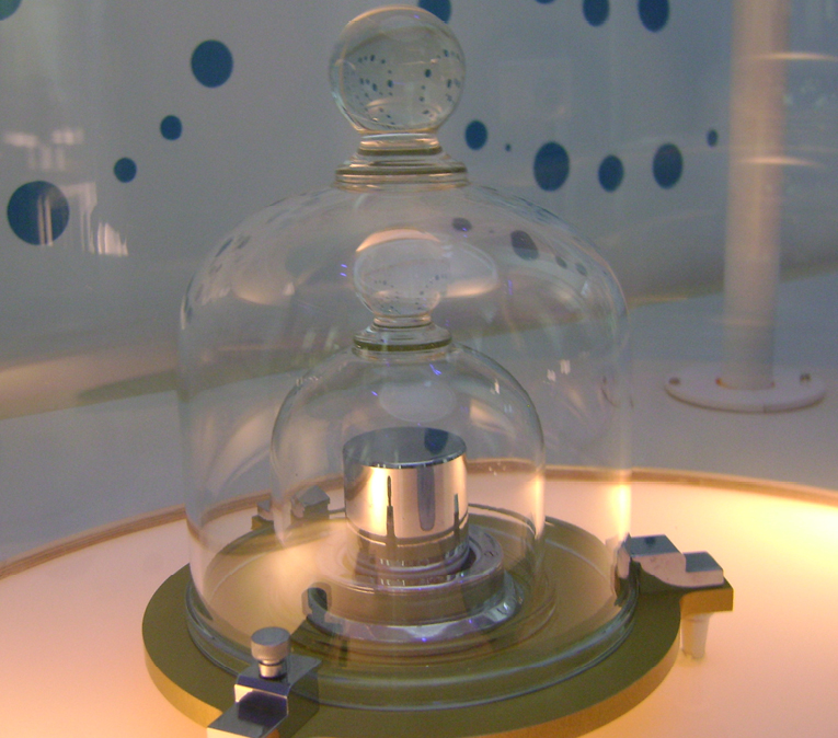 Cilindro metálico dentro de duas tampas de vidro