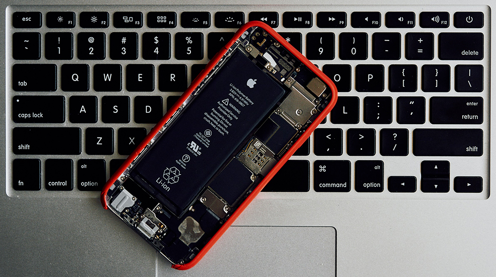 Smartphone sobre um teclado de laptop