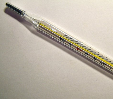 Termômetro de mercúrio marcando 38,7°C