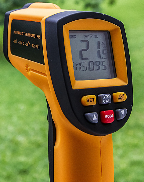 Termômetro de infravermelho: um medidor em formato de “pistola” com um visor indicando marcando 21,5°C
